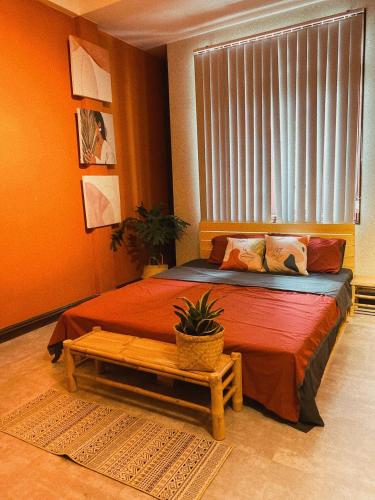 Un dormitorio con una cama grande y una ventana en Coc.Coc Home en Hue