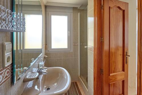 un baño con lavabo y espejo en Ático Lorelay Mirador, en Peñíscola