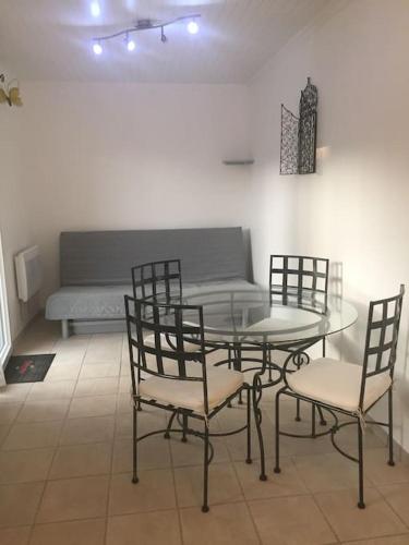 d'une table, de chaises et d'un canapé. dans l'établissement « Chez Nath et Chris », à Saint-André-de-Cubzac