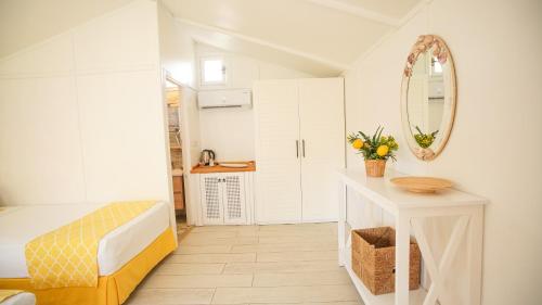 Postel nebo postele na pokoji v ubytování Datça Dirik Surf Beach Hotel