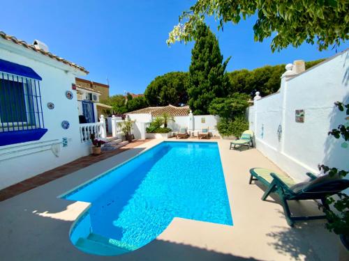 Bazén v ubytovaní Family villa with pool, walk to beach, restaurants and shopping alebo v jeho blízkosti