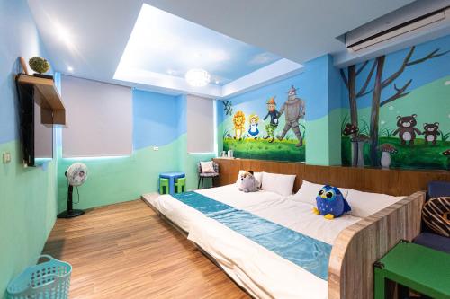 花蓮市的住宿－芬奇斯親子民宿，一间卧室配有一张壁画床