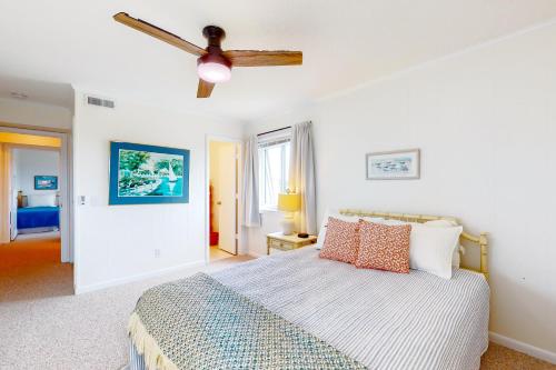 Schlafzimmer mit einem Bett und einem Deckenventilator in der Unterkunft Southwinds, Unit H13 in Atlantic Beach