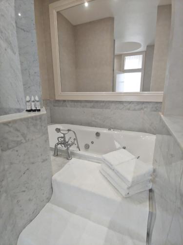 Bilik mandi di The Chatsworth Hotel