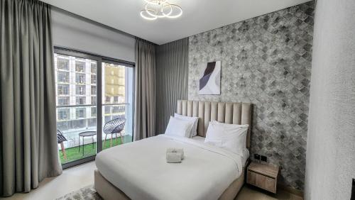 Postel nebo postele na pokoji v ubytování STAY BY LATINEM Luxury 2BR Holiday Home CVR A507 near Burj Khalifa