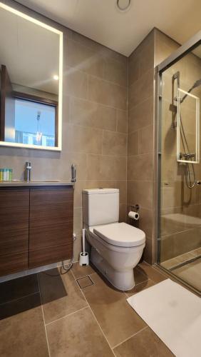 Koupelna v ubytování STAY BY LATINEM Luxury 2BR Holiday Home CVR A507 near Burj Khalifa