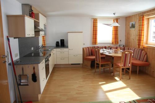 cocina y comedor con mesa y sillas en Haus Lutea, en Gaschurn