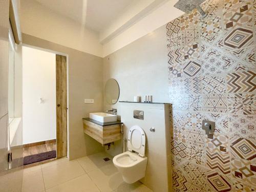 y baño con aseo y lavamanos. en Onehouse Resort Lansdowne en Lansdowne