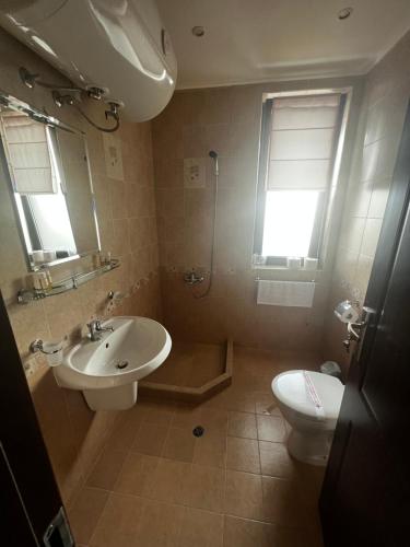La salle de bains est pourvue d'un lavabo et de toilettes. dans l'établissement Велика Гардън - Акация 6, à Lozenets