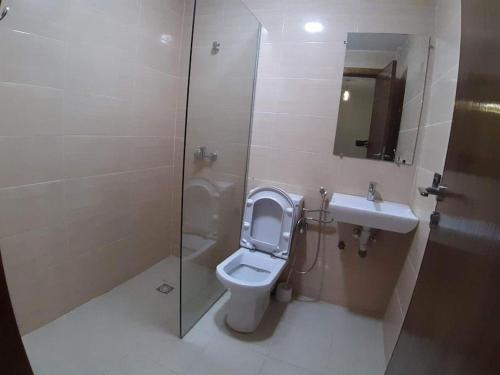 een badkamer met een toilet, een wastafel en een douche bij Private, Air Conditionner and Free Parking in Fès
