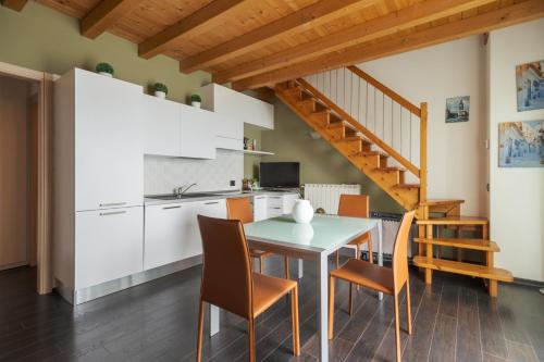 - une cuisine et une salle à manger avec une table et des chaises dans l'établissement Appartamento Vittoria, à Parzanica