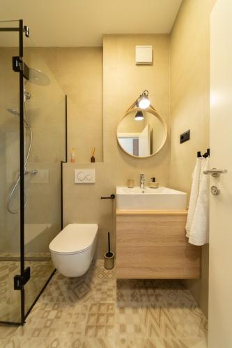 Ένα μπάνιο στο Seaside Elegance Suites