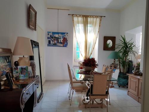 un salon avec une table et des chaises dans l'établissement HAUT STANDING, à Ajaccio