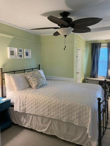 - une chambre avec un lit et un ventilateur de plafond dans l'établissement 3BR/3BA Charming Key West Style Home in Downtown Saint Augustine, à Saint Augustine