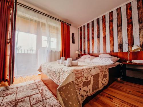 sypialnia z łóżkiem i dużym oknem w obiekcie Zielone Wzgórza w Solinie
