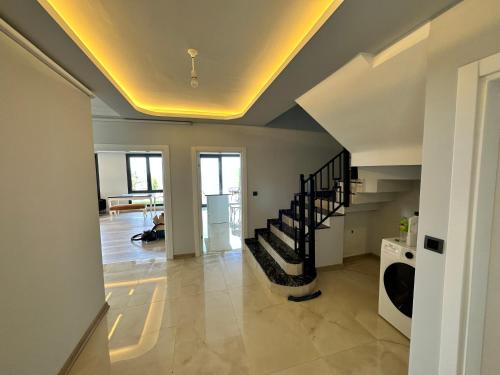 una sala de estar con una escalera en una casa en Sea View Villa, en Trabzon