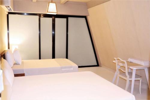 Un pat sau paturi într-o cameră la Asmara Lifestyle Hotel