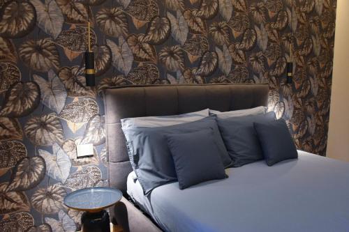 - une chambre avec un lit recouvert de feuilles dans l'établissement Nuova Cafe' Suite, à Salice Terme