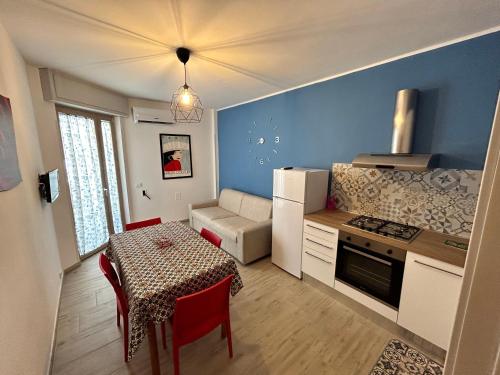 eine kleine Küche mit einem Tisch und einem Esszimmer in der Unterkunft Casa Otranto in Otranto