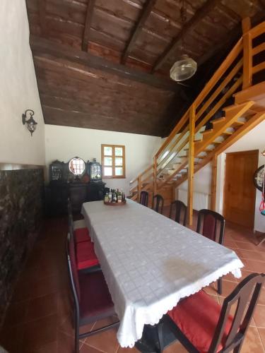 ein Esszimmer mit einem weißen Tisch und Stühlen in der Unterkunft Country Villa Velebit, Sveti Rok, Lika in Sveti Rok
