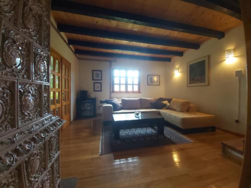 ein Wohnzimmer mit einem Sofa und einem Tisch in der Unterkunft Country Villa Velebit, Sveti Rok, Lika in Sveti Rok