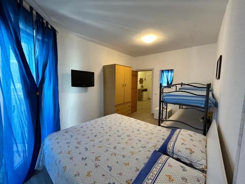 オートラントにあるCasa Otrantoのベッドルーム1室(ベッド1台、二段ベッド1組付)
