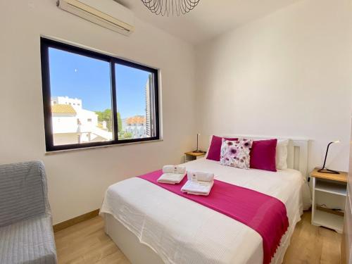 Katil atau katil-katil dalam bilik di Vilamoura Twins 2 With Pool by Homing
