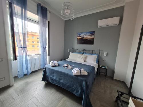 ein Schlafzimmer mit einem Bett mit zwei Handtüchern darauf in der Unterkunft Costa del Sole in Salerno