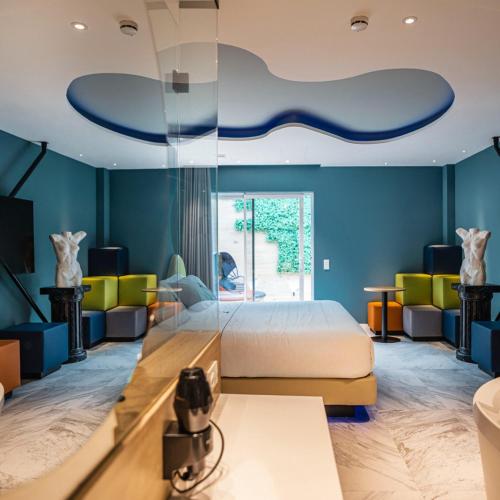 Hotel Avenue - Lovely hotel في مدريد: غرفة نوم بسرير وجدران زرقاء