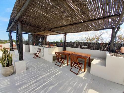 Balcon ou terrasse dans l'établissement 87979 Very chic 3BR Condo, tons of amenities, 1 block from Ocean