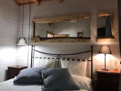 una camera da letto con un letto con uno specchio sopra di esso di Agriturismo Fattoria Antica Forconia a L'Aquila