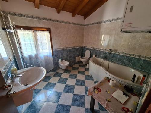 Santa Maria的住宿－Incantevole appartamento in riva al Piave，带浴缸、盥洗盆和卫生间的浴室