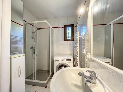 a bathroom with a washing machine and a sink at VILLA DU VERDON VAR PROVENCE avec piscine et jardin - private in Régusse