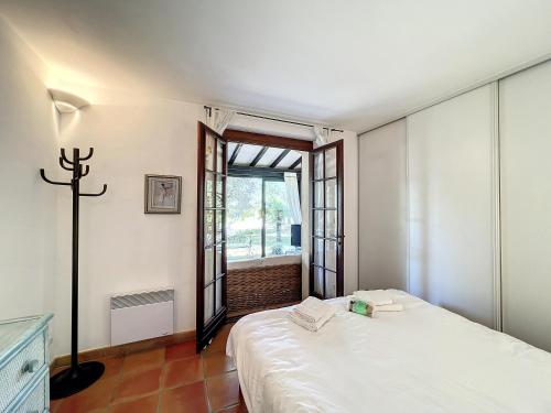 a bedroom with a bed and a window at VILLA DU VERDON VAR PROVENCE avec piscine et jardin - private in Régusse