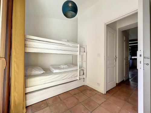 a bedroom with two bunk beds in a room at VILLA DU VERDON VAR PROVENCE avec piscine et jardin - private in Régusse