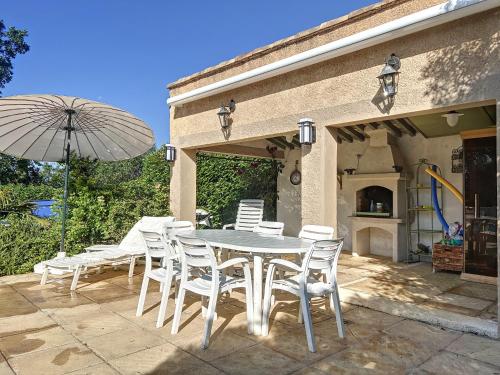 a table and chairs and an umbrella on a patio at VILLA DU VERDON VAR PROVENCE avec piscine et jardin - private in Régusse