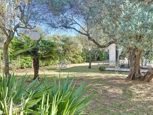 a park with a bench and trees and plants at VILLA DU VERDON VAR PROVENCE avec piscine et jardin - private in Régusse