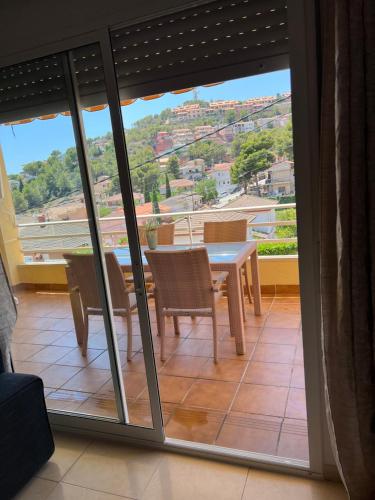 een tafel en stoelen op een balkon met uitzicht bij Casa playa in Segur de Calafell