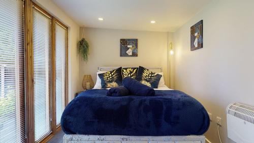 a bedroom with a large bed with a blue blanket at Cosy 1 Bed Luxury Apt in Nottingham