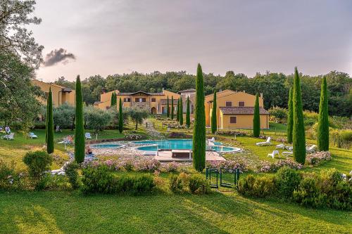 eine Villa mit einem Pool in einem Garten mit Bäumen in der Unterkunft Borgo del Faggio - Case Vacanza in Montepulciano