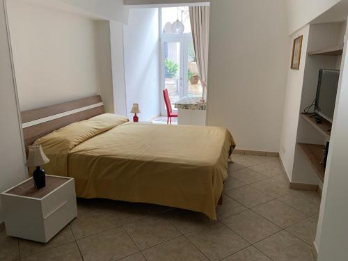 ein Schlafzimmer mit einem Bett und einem TV in der Unterkunft B&B Lecce26 in San Pietro Vernotico
