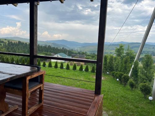 uma vista do alpendre de uma casa com vista para as montanhas em На Краю Світу em Murovanka