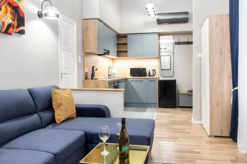 Il comprend un salon avec un canapé bleu et une cuisine. dans l'établissement Lucky 54 Apartment, à Budapest