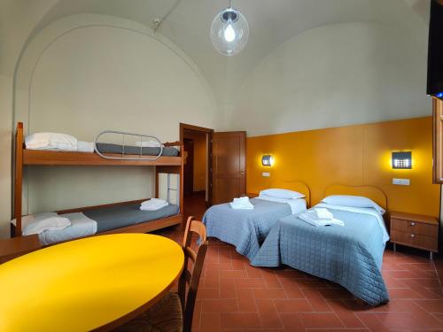 Un ou plusieurs lits dans un hébergement de l'établissement Chiostro Delle Monache Hostel Volterra