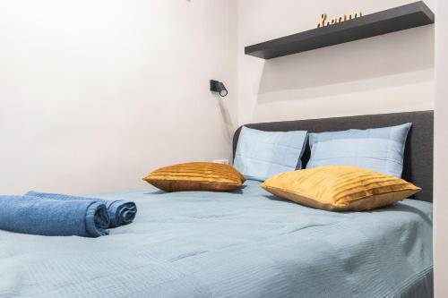 - un lit avec 2 oreillers dans l'établissement Lucky 54 Apartment, à Budapest