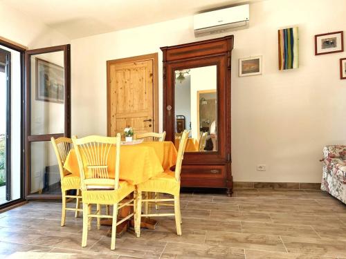 - une salle à manger avec une table et des chaises dans l'établissement Agriturismo il Pianetto, à Principina Terra