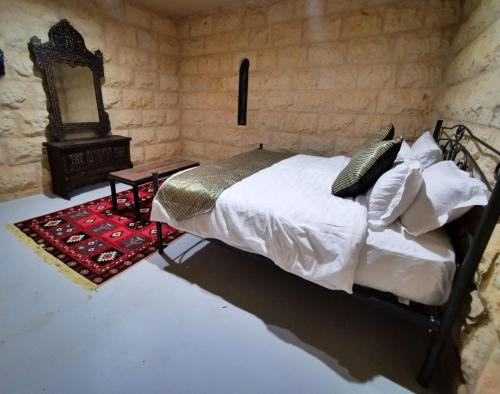 Een bed of bedden in een kamer bij Sinam Desert Resort