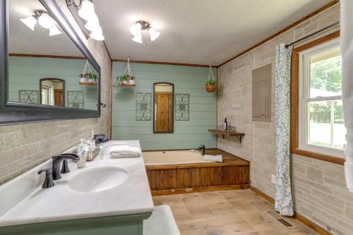 Ένα μπάνιο στο Pet-Friendly Murphy Home Grilling Deck and Fire Pit