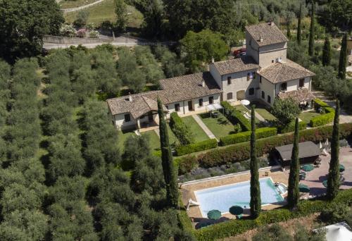 vista aerea di una casa con piscina di Appartamenti Santa Croce a Ferentillo