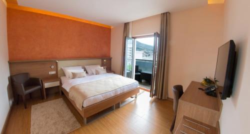 Postel nebo postele na pokoji v ubytování Hotel Mostar
